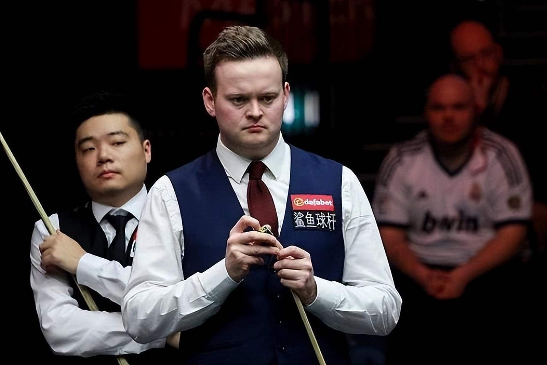 她以强劲的 她以强劲的